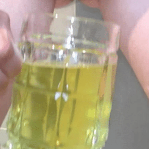 Je fais pipi dans un verre et me le verse sur mon haut