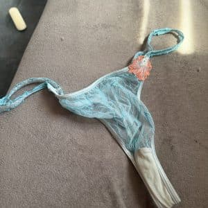 Jolie string bleu clair
