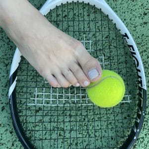 tu préfères admirer mes services… ou mes petits pieds après le match ? 😉