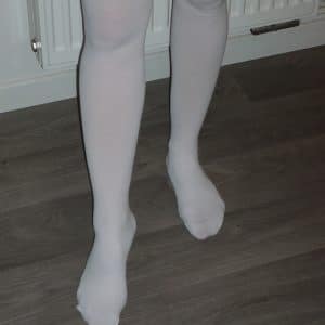 Chaussettes hautes blanches portées