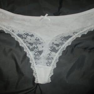 string blanc dentelle portée 3 jours ou plus selon demandes