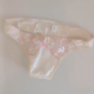 String ivoire & dentelle rose – Taille M 🤍🌸