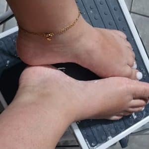 VIDEO les pieds pleins de peinture